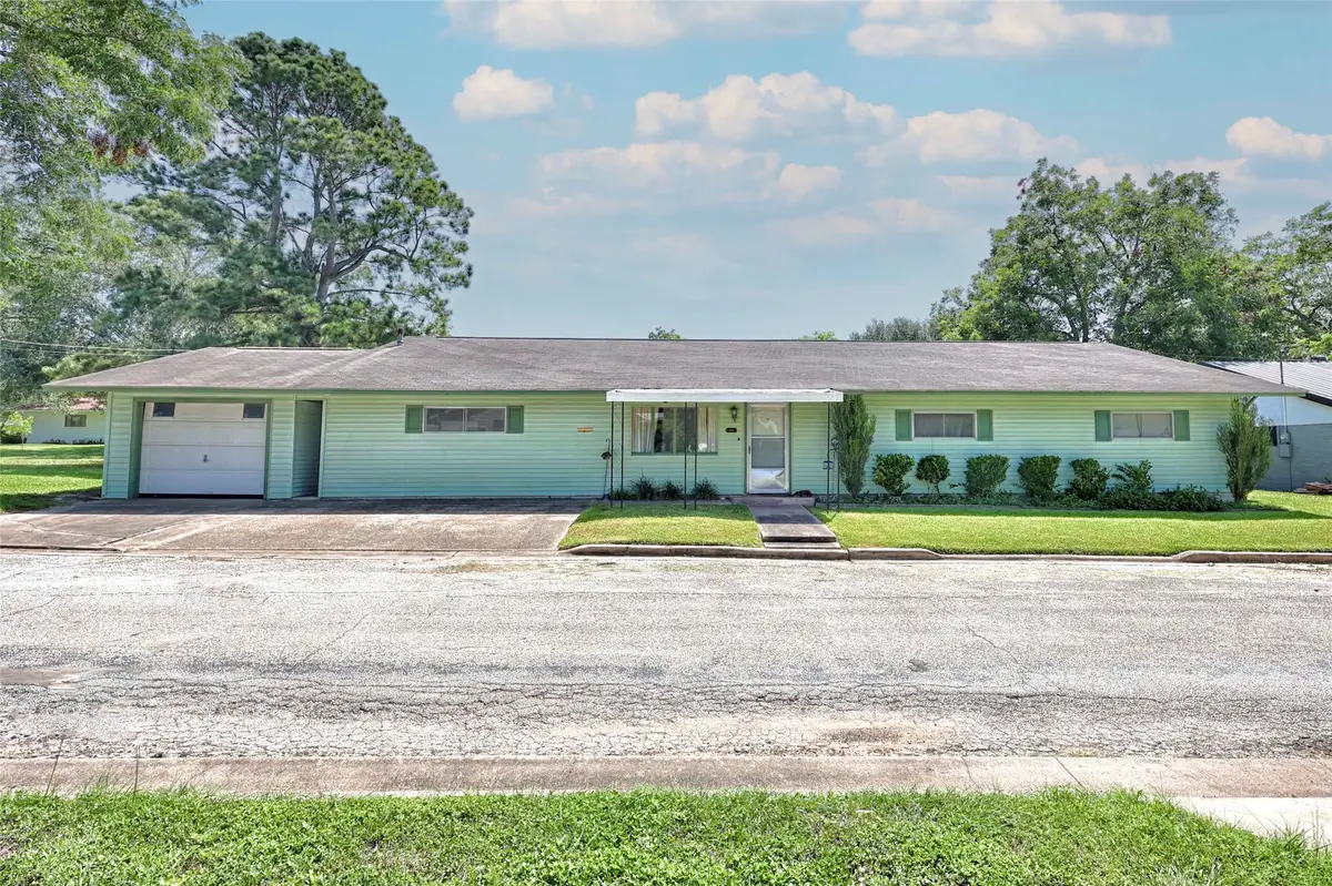 604 N Market Street, Hallettsville, TX 77964 - #1