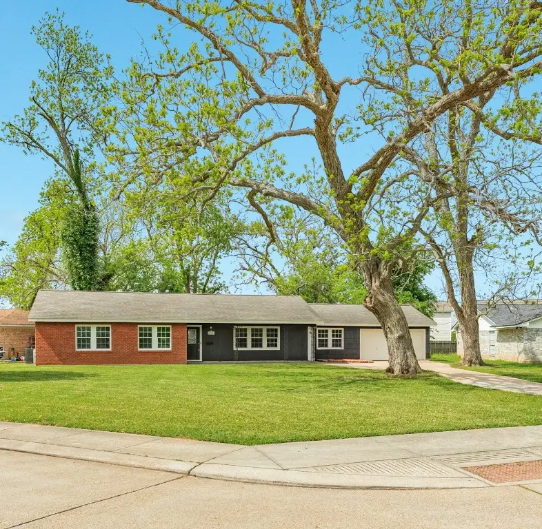 211 Oak Drive, Lake Jackson, TX 77566 - #2