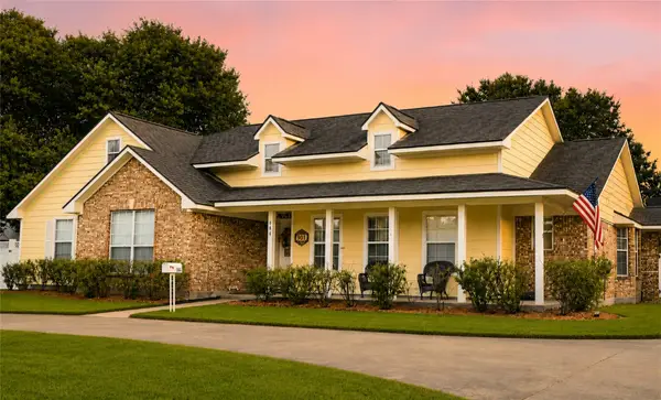 904 E Wilkins Street, Angleton, TX 77515