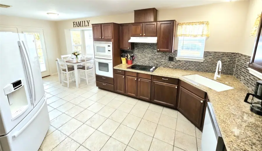 904 E Wilkins Street, Angleton, TX 77515 - #3