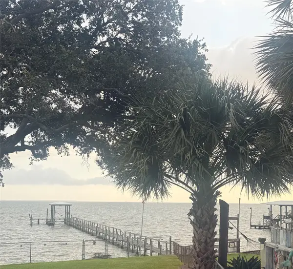 4715 W Bayshore Drive, Bacliff, TX 77518