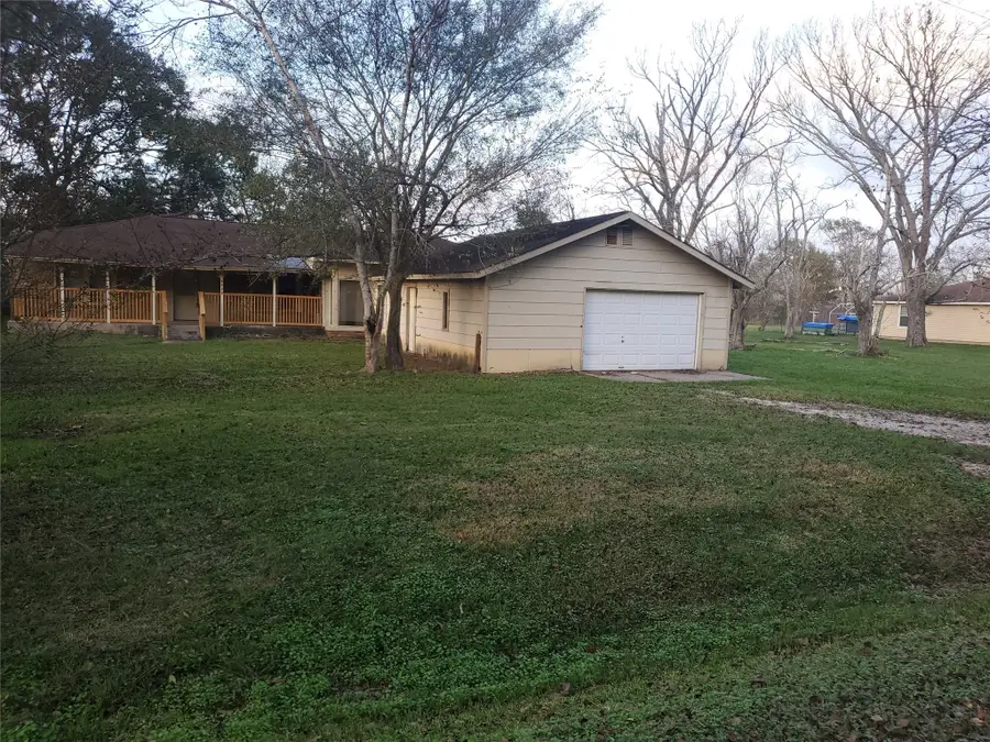 1233 Caldwell Road, Angleton, TX 77515 - Image #2