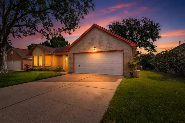 807 Forest Oaks Lane, Pearland, TX 77584