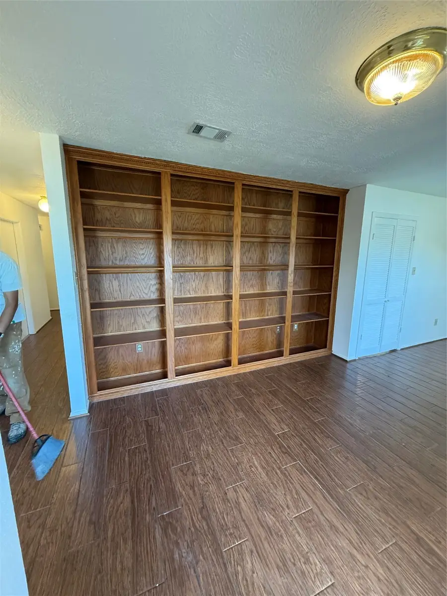 10941 Rosewood Court, La Porte, TX 77571 - Image #3