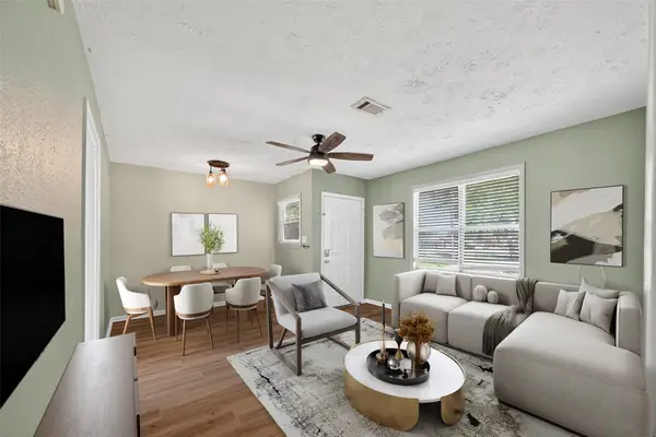 702 S Holmes Street, La Porte, TX 77571