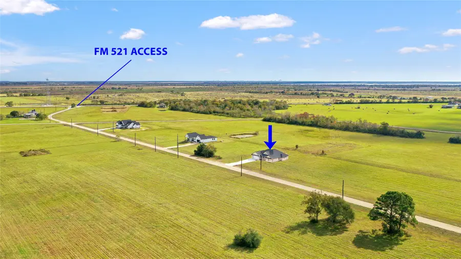 537 Chuckwagon Trail, Angleton, TX 77515 - Image #2