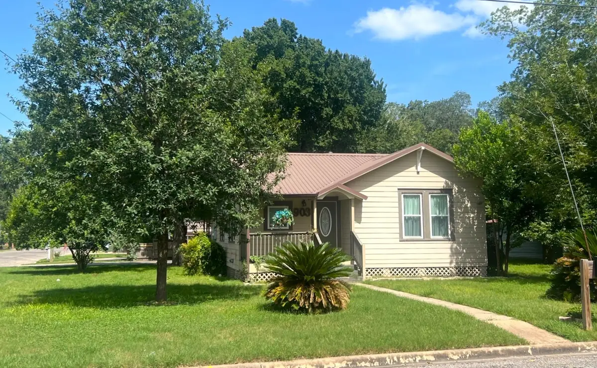 903 Bowie Street, Columbus, TX 78934 - Image #1