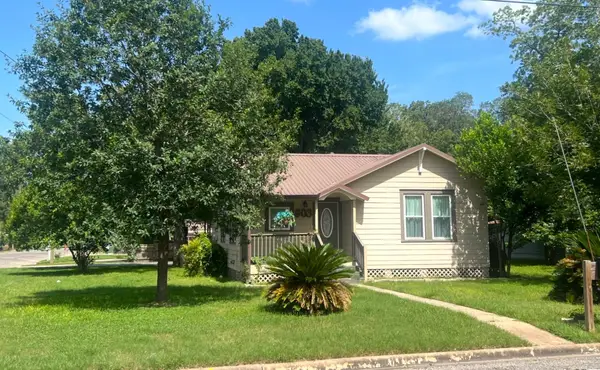 903 Bowie Street, Columbus, TX 78934