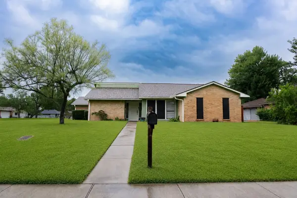 301 Lotus Street, Lake Jackson, TX 77566