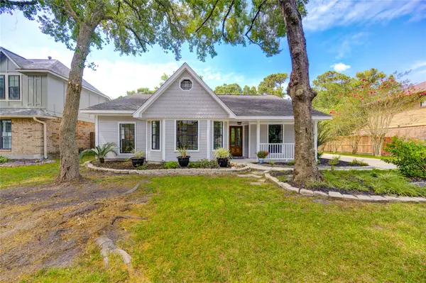 711 Nottingham Lane, Dickinson, TX 77539