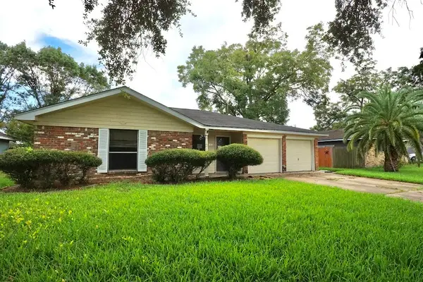 324 Pine Street, Lake Jackson, TX 77566
