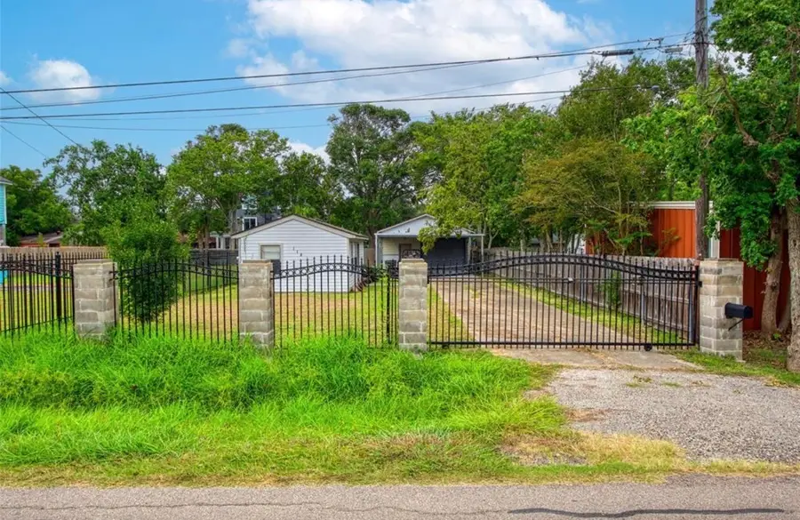 118 4th Street, Dickinson, TX 77539 - #2