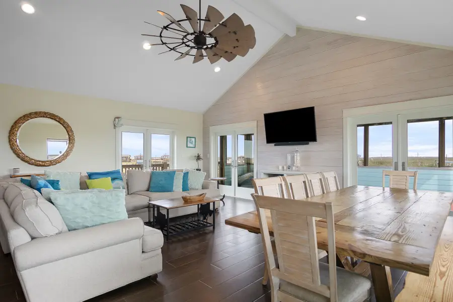 1086 Pennington Street, Gilchrist, TX 77617 - Image #3