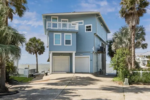 106 Quayside Drive, Tiki Island, TX 77554