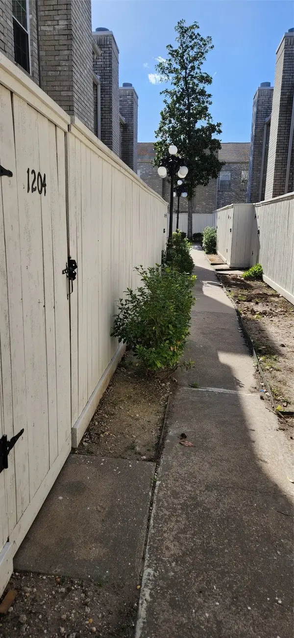 4001 Tanglewilde Street #1204, Houston, TX 77063