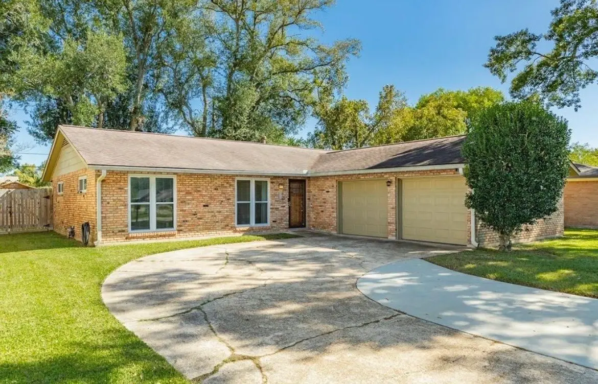 820 Perry Street, Angleton, TX 77515 - #1