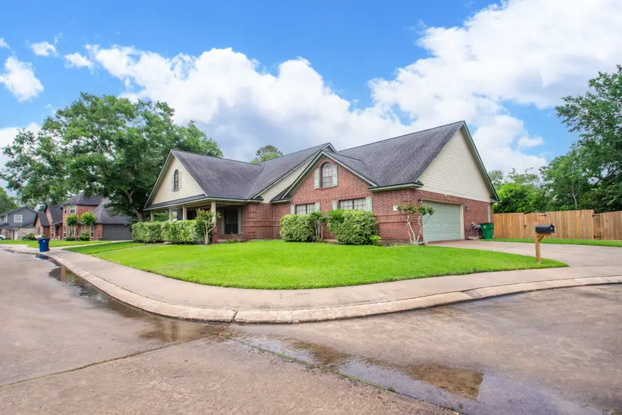 9 N Cay Court, Angleton, TX 77515 - Image #2