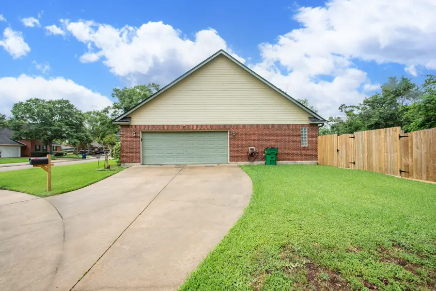 9 N Cay Court, Angleton, TX 77515 - Image #3