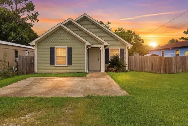 228 W Elm Avenue, Winnie, TX 77665
