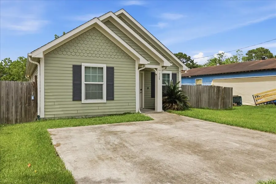 228 W Elm Avenue, Winnie, TX 77665 - #2
