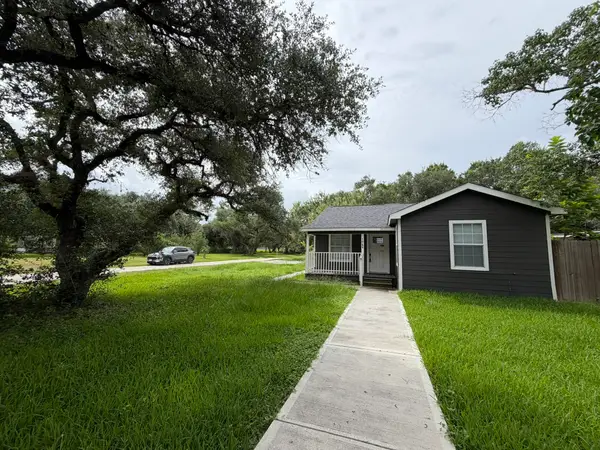 104 Mesquite Street, Louise, TX 77455