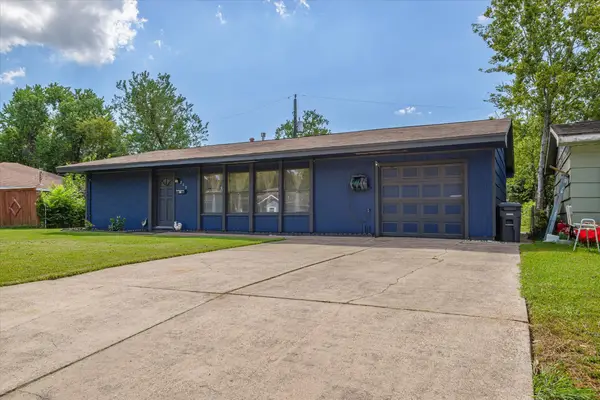 213 Highland Drive, Hitchcock, TX 77563