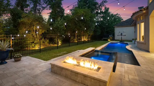 22 Johnathan Landing Court, The Woodlands, TX 77389