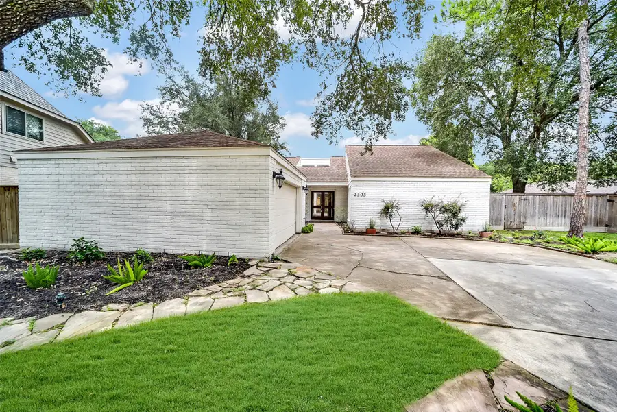 2303 Willow Lake Drive, Houston, TX 77077 - Image #2