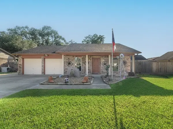 617 Dogwood Street, Lake Jackson, TX 77566