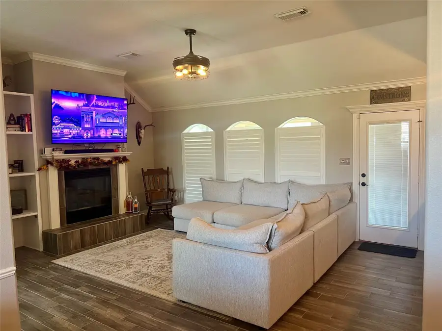 101 Revere Ct, Clute, TX 77531 - Image #3