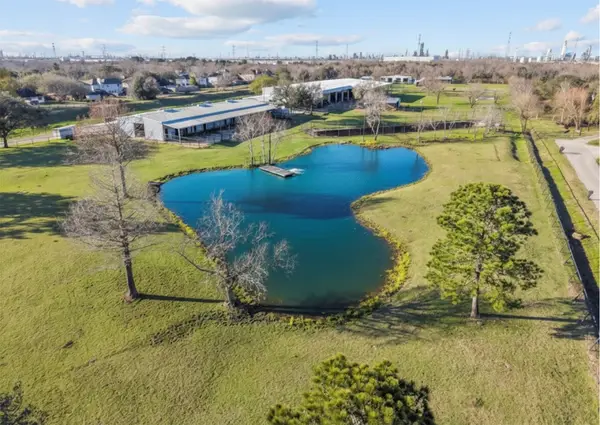 10431 N P Street, La Porte, TX 77571