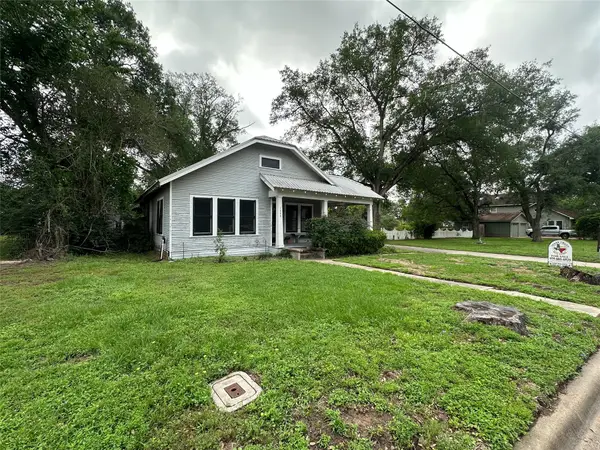 1008 Atchison St, Sealy, TX 77474