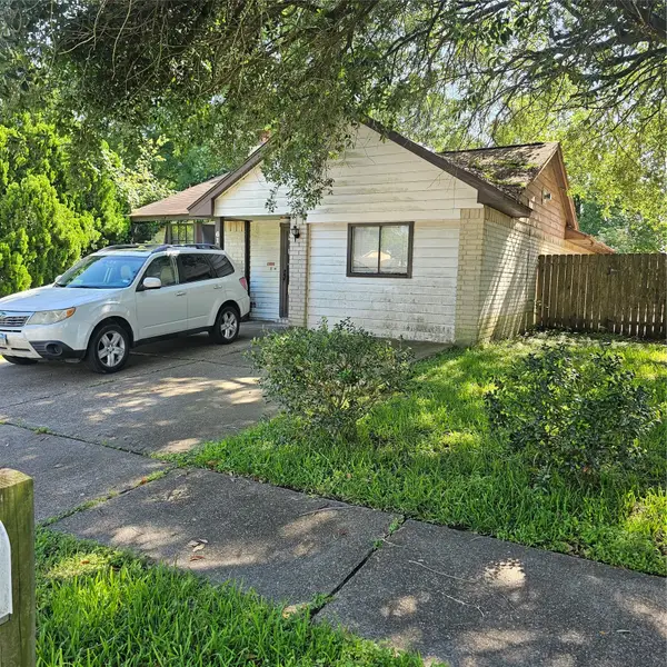 61 Crestbriar Court, Baytown, TX 77521