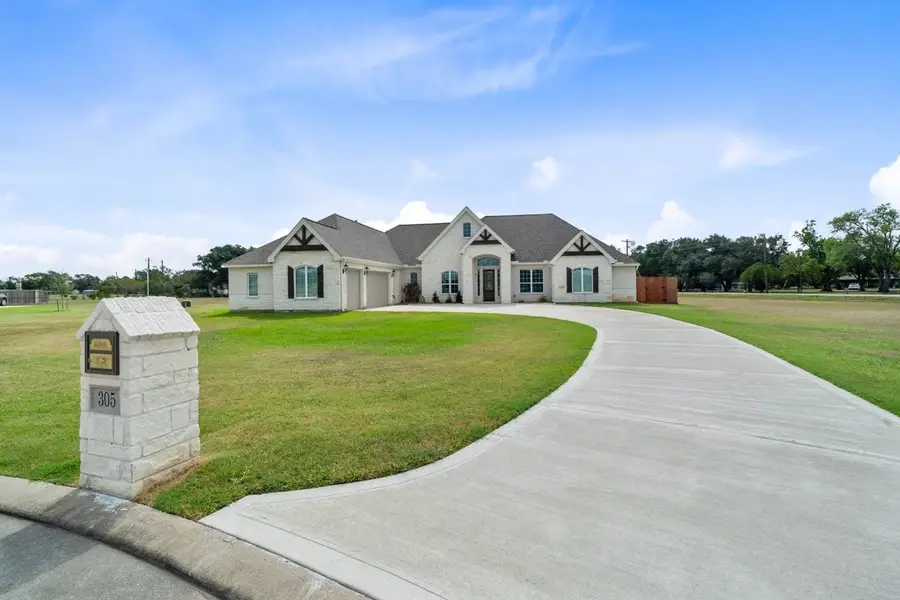 305 Champions Court, El Campo, TX 77437 - Image #2