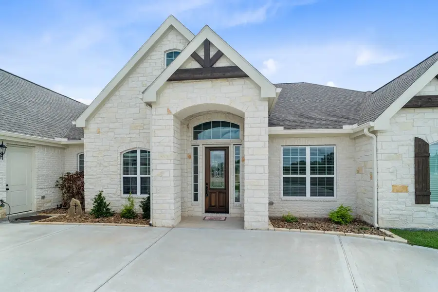 305 Champions Court, El Campo, TX 77437 - Image #3