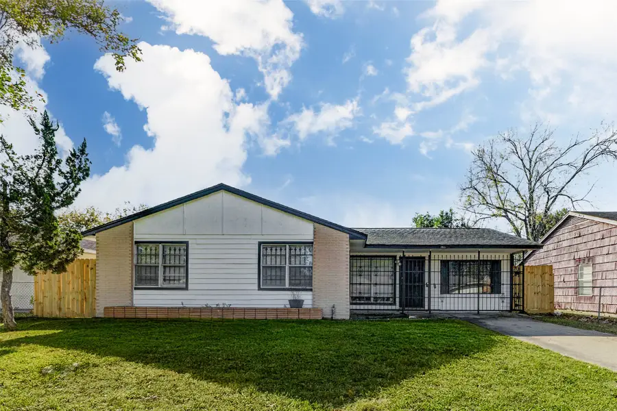 5622 Woodgreen Street, Houston, TX 77033 - Image #3