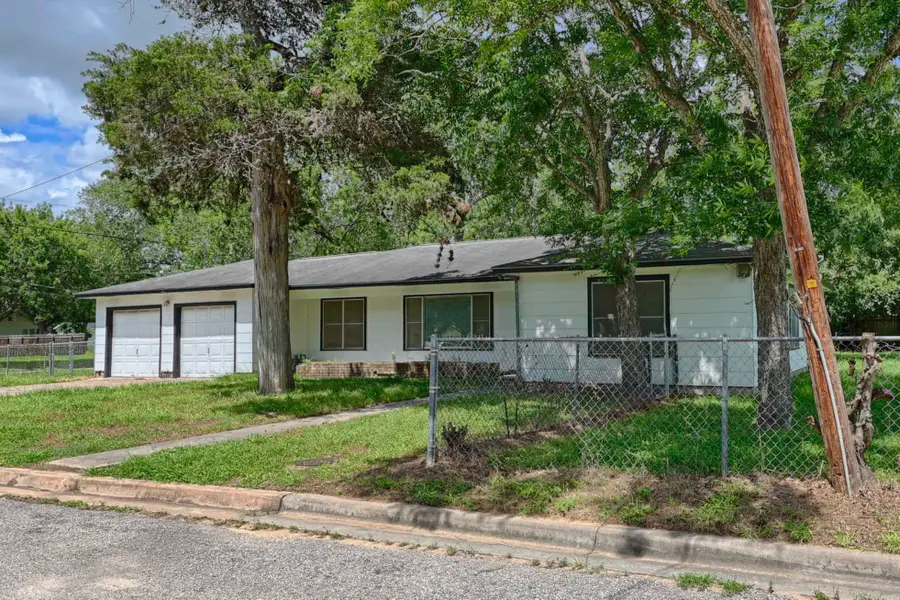 401 S Market Street, Hallettsville, TX 77964 - #2