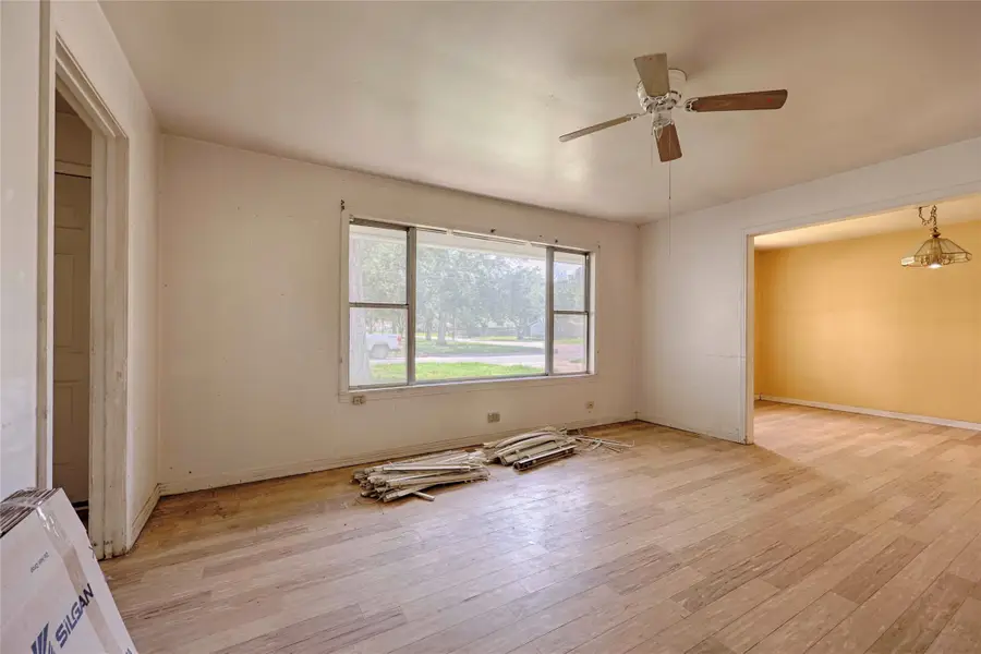 401 S Market Street, Hallettsville, TX 77964 - #3