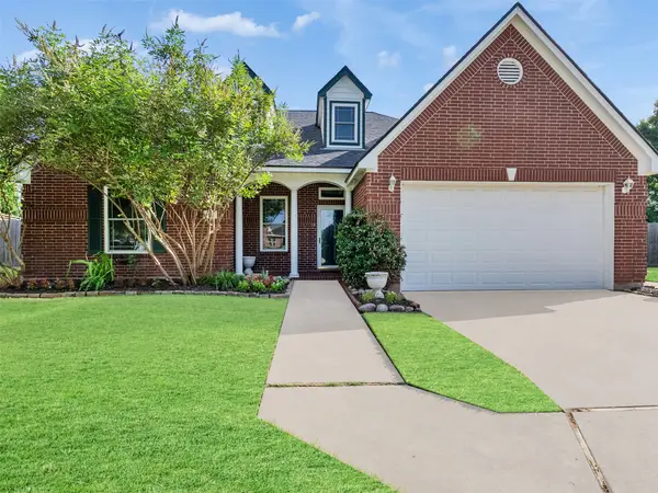 121 Jamestown Avenue, Clute, TX 77531