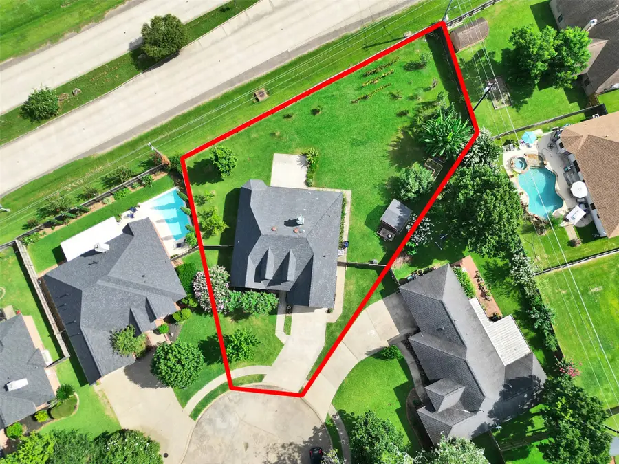 121 Jamestown Avenue, Clute, TX 77531 - #2