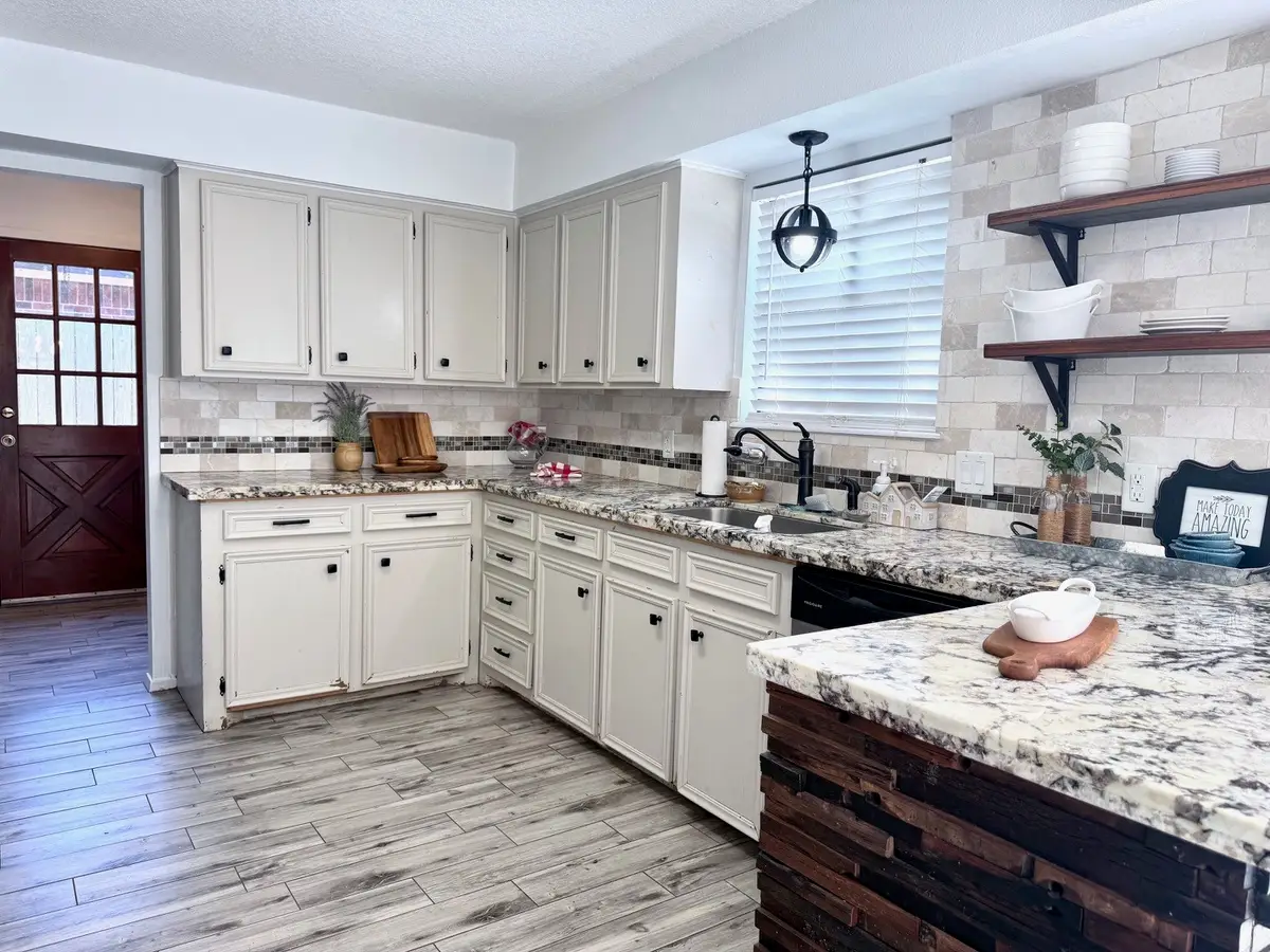 205 Montclaire Drive, West Columbia, TX 77486 - #1