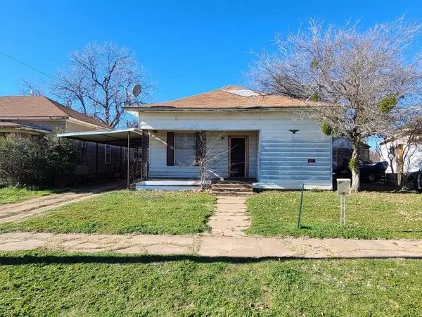 509 N Waggoner Street, Electra, TX 76360