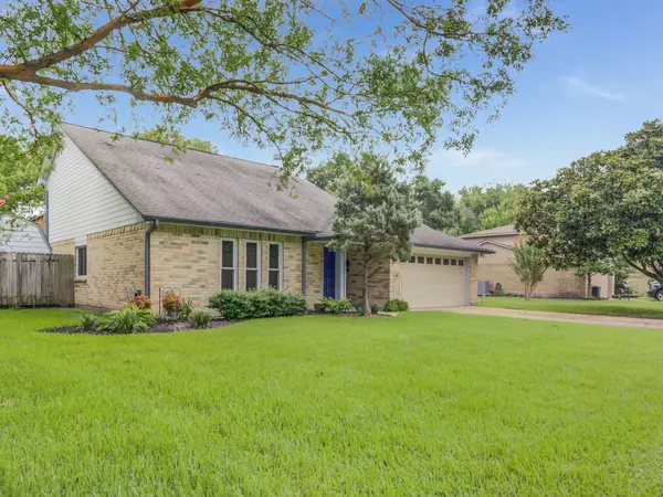 208 Old Oaks, League City, TX 77573