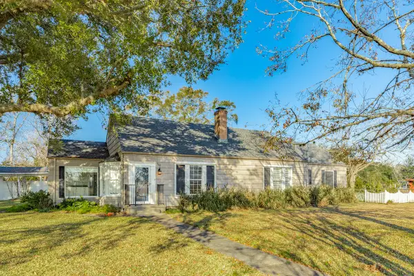 302 E Jackson Street, West Columbia, TX 77486