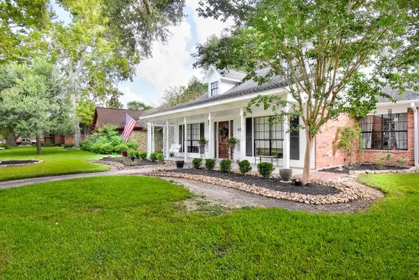 404 Huckleberry Drive, Lake Jackson, TX 77566