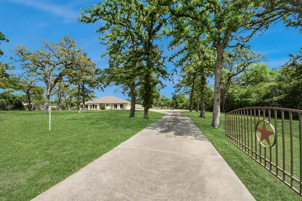 460 High Meadows Road, Bellville, TX 77418