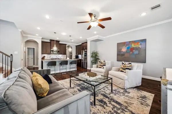 725 Via Lago, Webster, TX 77598