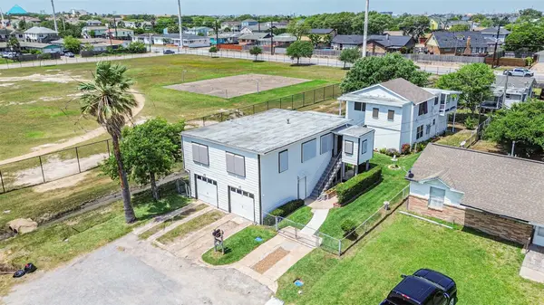 6728 Avenue Q, Galveston, TX 77551
