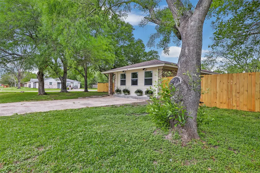 2403 Heather Street, Highlands, TX 77562 - Image #2