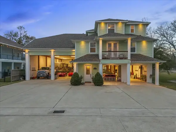 207 W 6th Street, Kemah, TX 77565